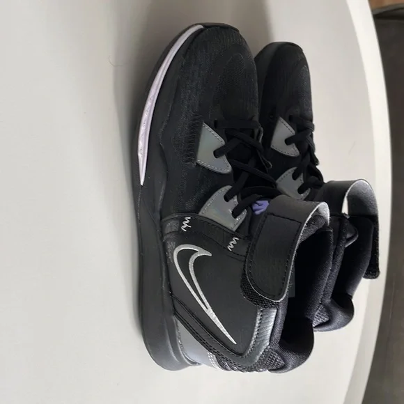 Nike Boys size 3 Kyrie Infinity Black and silver sneakers. - Picture 8 of 8